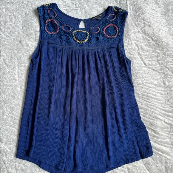 EUC!🤩 Signature Studio Royal Blue Embroidered Blouse - Picture 3 of 6